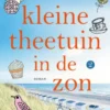 De kleine theetuin in de zon