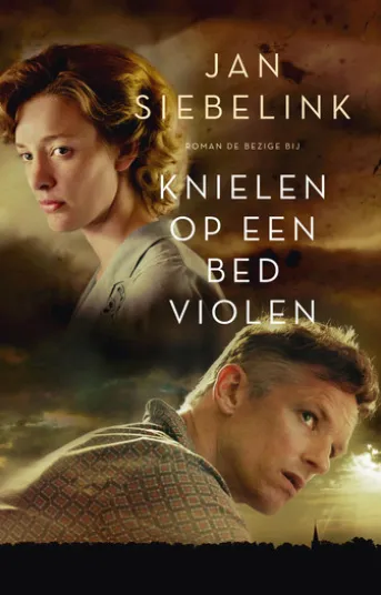 Knielen op een bed violen