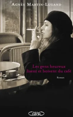 Les gens heureux lisent et boivent du café