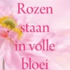 Rozen staan in volle bloei